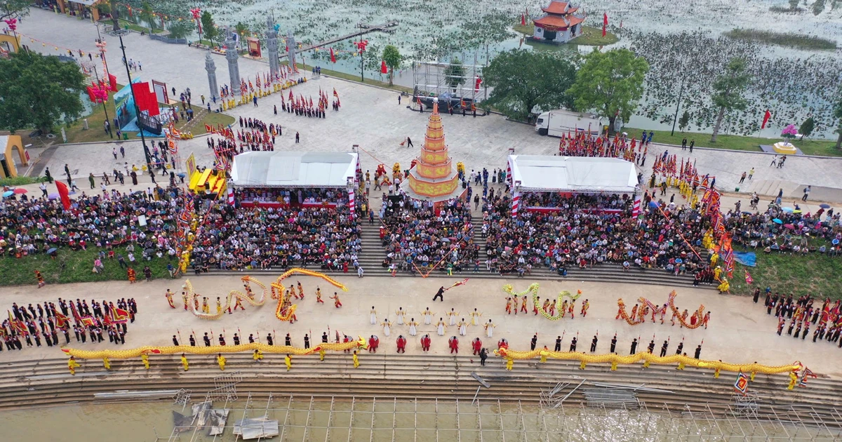 View - Diễn xướng Hội quân trên sông Lục Đầu thu hút hàng nghìn người đến xem | Báo Tri thức và Cuộc sống - TIN TỨC PHỔ BIẾN KIẾN THỨC 24H