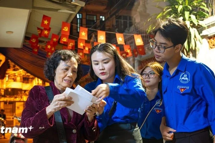 Gallery - 'Nước rút' chuẩn bị phiếu bầu, gõ cửa từng nhà phát thẻ cử tri ở Hà Nội | Báo Tri thức và Cuộc sống - TIN TỨC PHỔ BIẾN KIẾN THỨC 24H