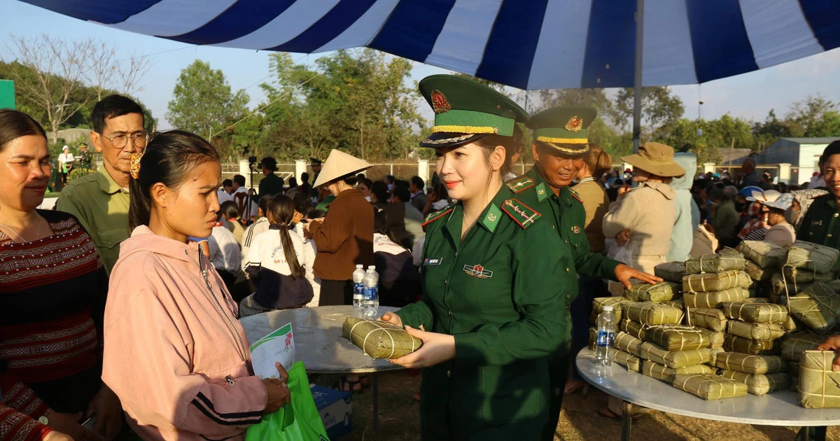 Gallery - Xuân thắm tình quân dân trên vùng biên giới Sa Loong | Báo Tri thức và Cuộc sống - TIN TỨC PHỔ BIẾN KIẾN THỨC 24H