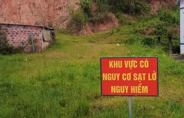 Xã Đăk Plô sơ tán khẩn cấp 12 hộ dân vì vết nứt đe dọa sạt lở