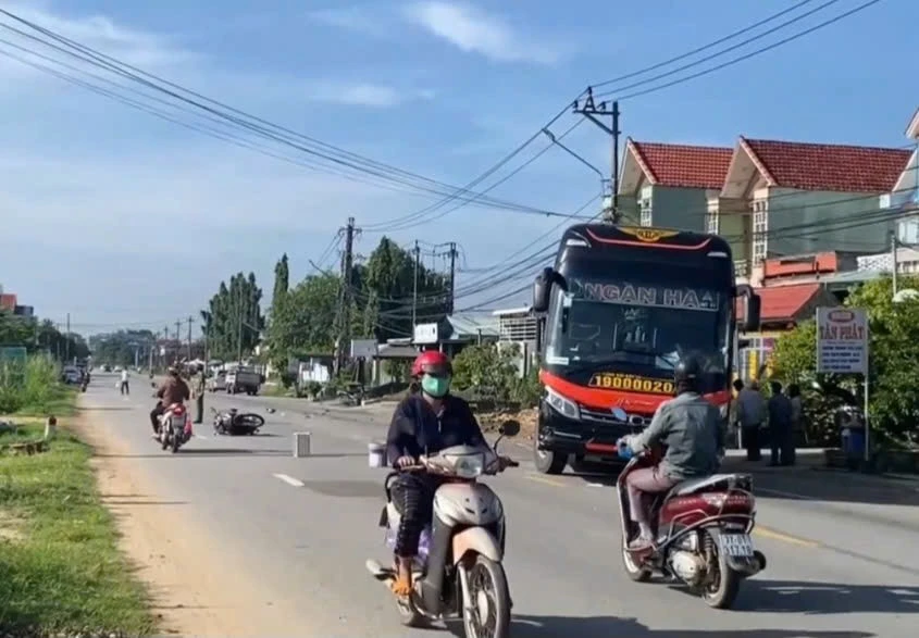 Va chạm với xe khách giường nằm ở Gia Lai, hai vợ chồng đi xe máy tử vong