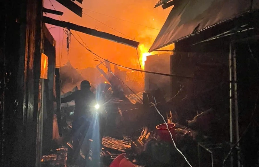 View - Chợ Gia Lai bất ngờ bốc cháy dữ dội trong đêm | Báo Tri thức và Cuộc sống - TIN TỨC PHỔ BIẾN KIẾN THỨC 24H