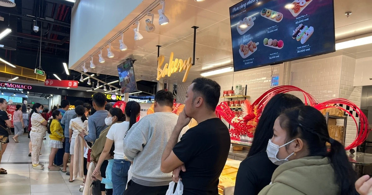 View - ‘Biển người’ xếp hàng dài chờ ăn uống, mua sắm dịp nghỉ Tết Dương lịch | Báo Tri thức và Cuộc sống - TIN TỨC PHỔ BIẾN KIẾN THỨC 24H