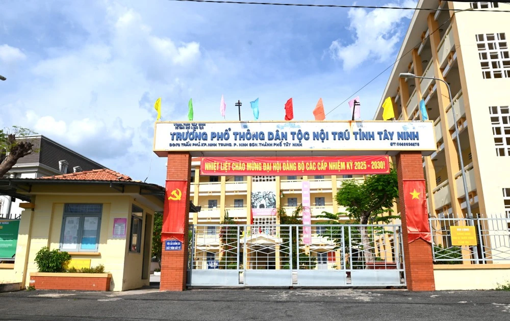 Nhà thầu nào cung cấp thiết bị trường Phổ thông dân tộc nội trú Tây Ninh?