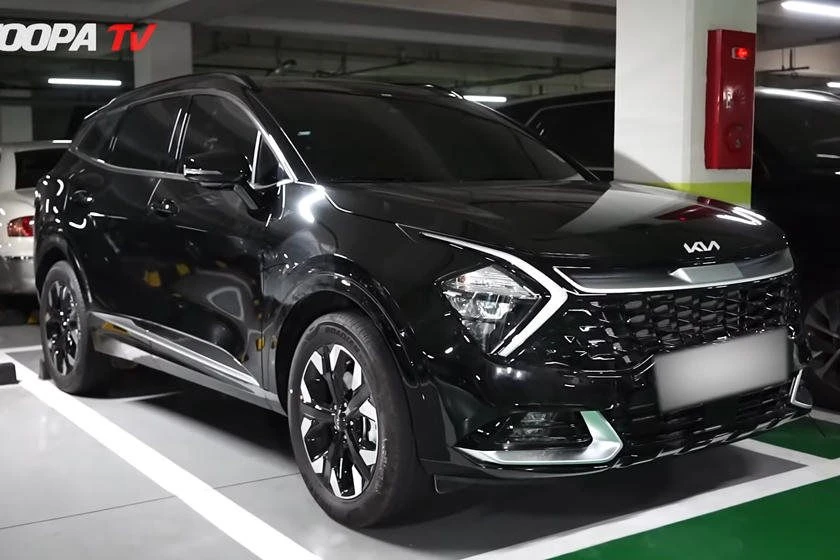Cận cảnh Kia Sportage 2022 "bằng xương bằng thịt" lộ diện tại hầm để xe ...