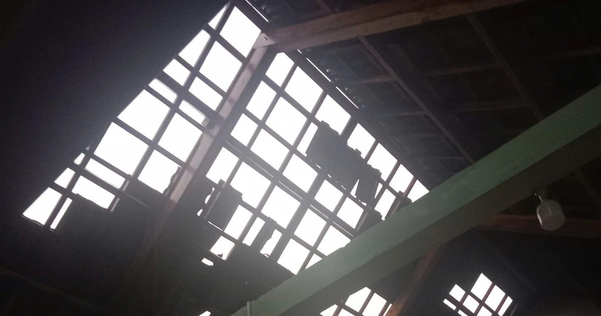 Gallery - Giông lốc bất ngờ cuốn tốc mái nhà dân ở Quảng Ngãi | Báo Tri thức và Cuộc sống - TIN TỨC PHỔ BIẾN KIẾN THỨC 24H