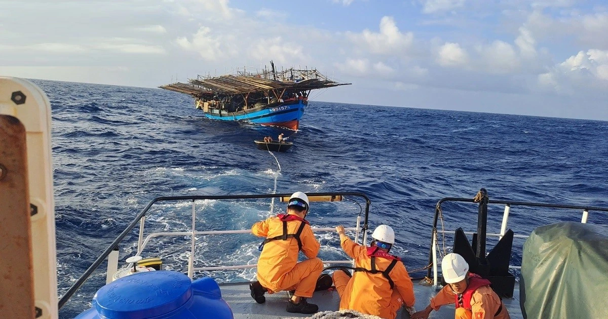 Gallery - Cứu hộ thành công tàu cá Quảng Ngãi gặp nạn ngoài biển Đông | Báo Tri thức và Cuộc sống - TIN TỨC PHỔ BIẾN KIẾN THỨC 24H