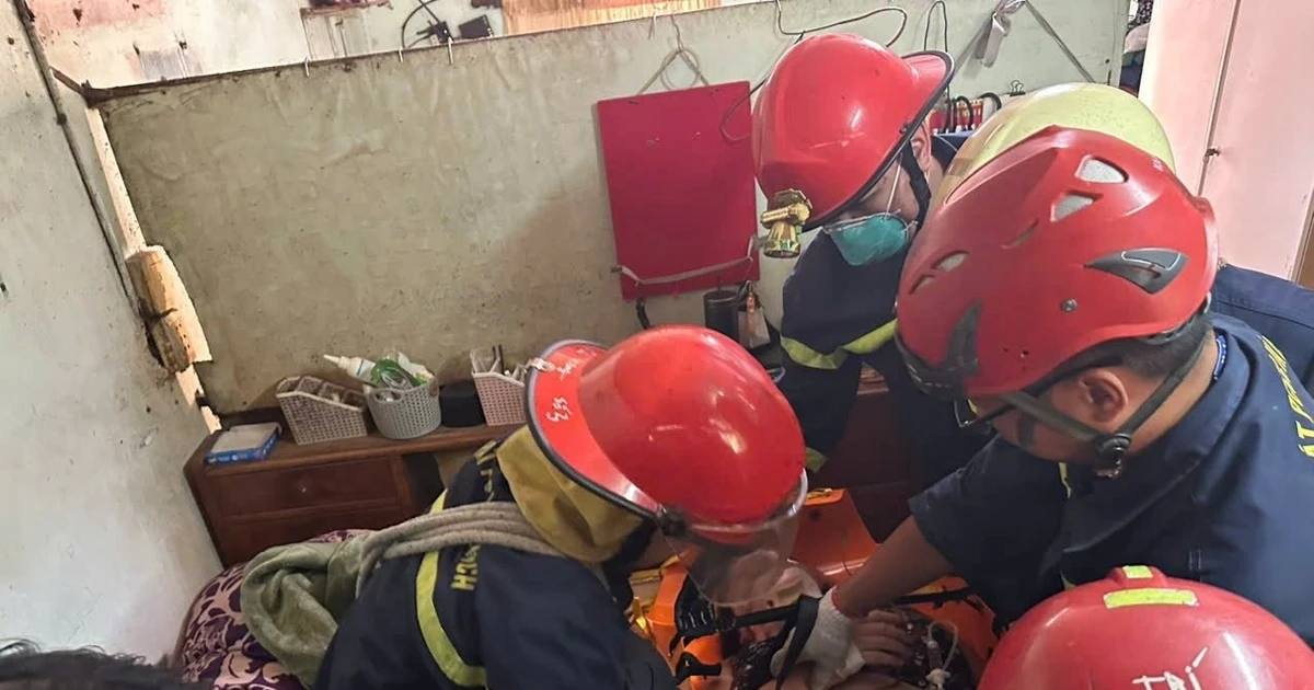 TP HCM: Cảnh sát giải cứu người phụ nữ nặng hơn 100kg mắc kẹt trên gác