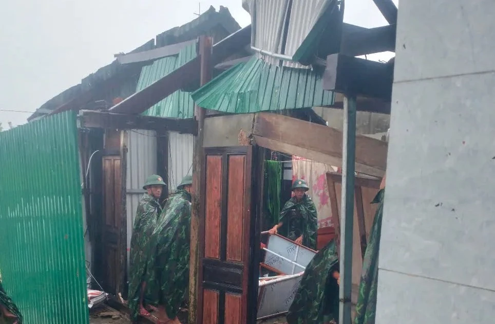 View - Lốc xoáy khiến hàng chục nhà dân ở Hà Tĩnh bị tốc mái | Báo Tri thức và Cuộc sống - TIN TỨC PHỔ BIẾN KIẾN THỨC 24H