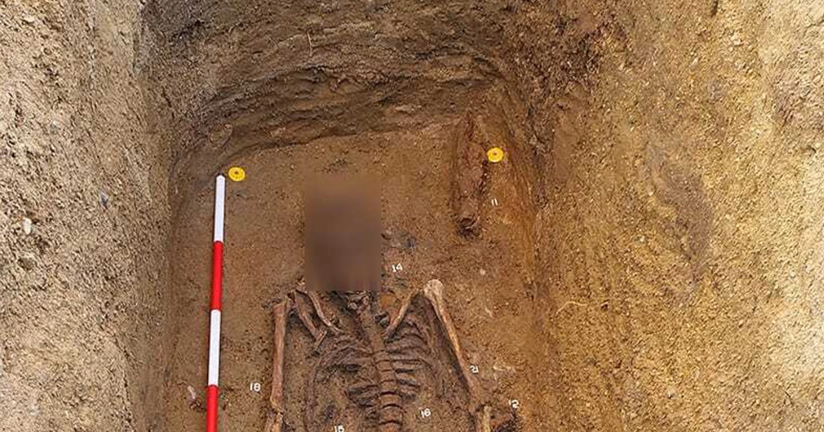 Mở mộ chiến binh trẻ thế kỷ thứ 6, rùng mình thấy thứ bên trong