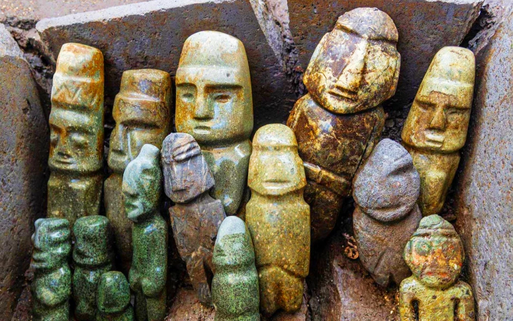Bí ẩn rương đá Aztec giấu 15 tượng người kỳ dị và vật hiến tế