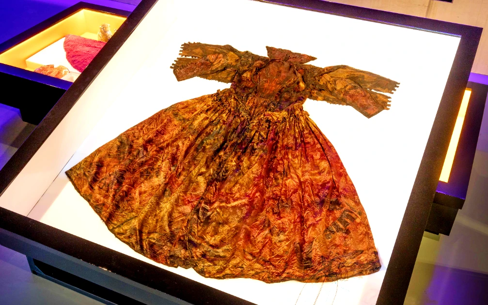 Chiếc váy lụa quý tộc thế kỷ 17 nguyên vẹn sau 400 năm