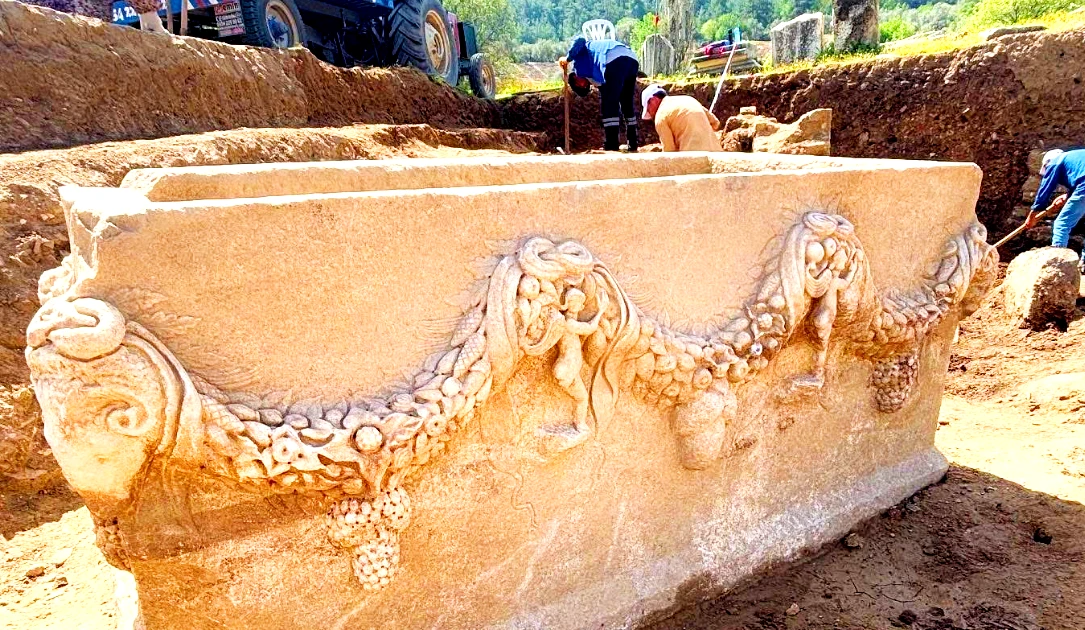 Quan tài đá cổ có vòng hoa phù điêu nổi lộ bí mật gây sốc