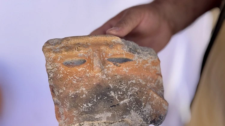 Phát hiện mảnh gốm 5.000 năm tuổi khắc hình mặt người bí ẩn