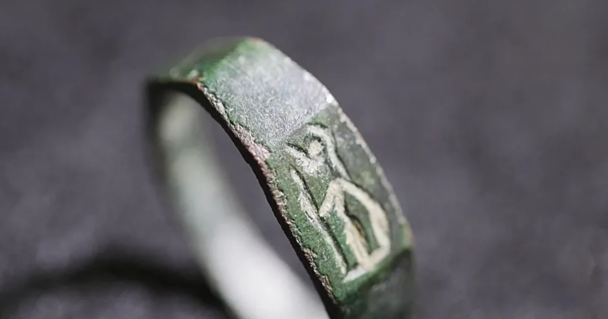 Bí ẩn chiếc nhẫn 1.800 năm tuổi do cậu bé 13 tuổi tìm thấy