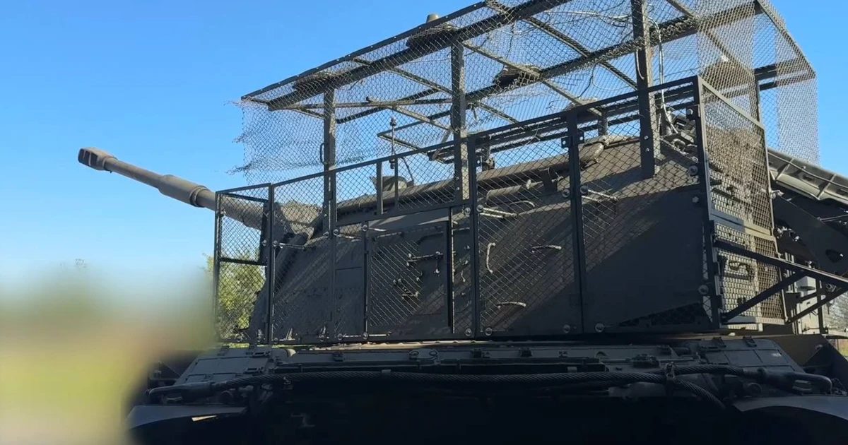 Nga trang bị cho pháo tự hành 2S19M2 lồng bảo vệ mới