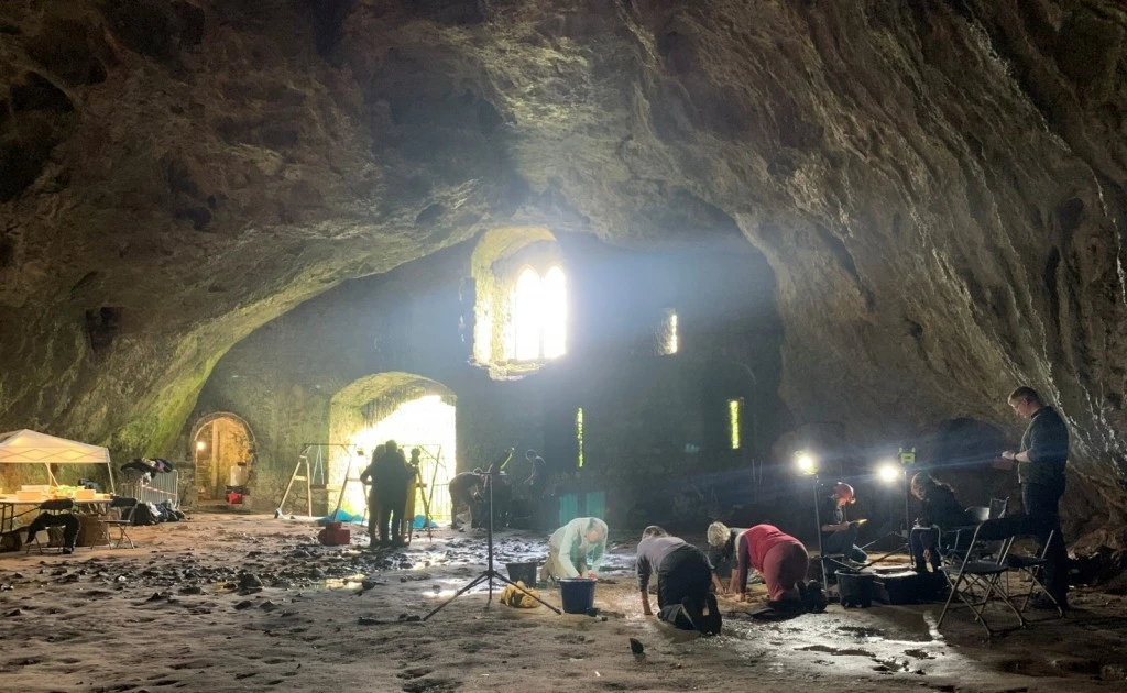 Thứ quái dị trong hang động Lâu đài Pembroke