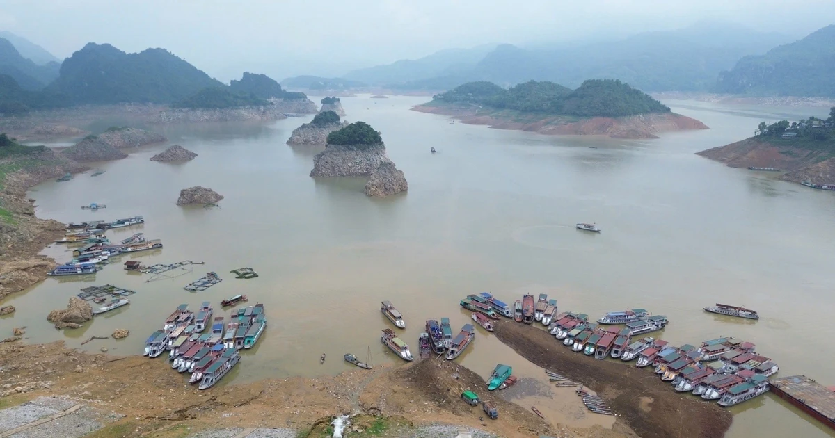 View - Mực nước tụt 40m, hồ Hòa Bình xuất hiện cảnh chưa từng thấy | Báo Tri thức và Cuộc sống - TIN TỨC PHỔ BIẾN KIẾN THỨC 24H