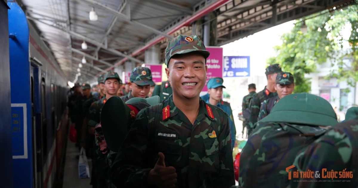 View - Ga Sài Gòn vỡ òa cảm xúc khi đón đoàn quân A80 trở về | Báo Tri thức và Cuộc sống - TIN TỨC PHỔ BIẾN KIẾN THỨC 24H