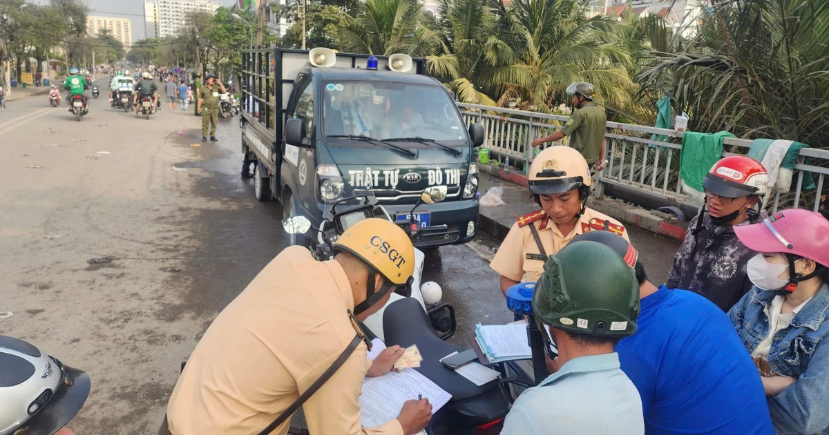 Gallery - Người lấn chiếm vỉa hè hết cơ hội đối phó cảnh sát giao thông | Báo Tri thức và Cuộc sống - TIN TỨC PHỔ BIẾN KIẾN THỨC 24H