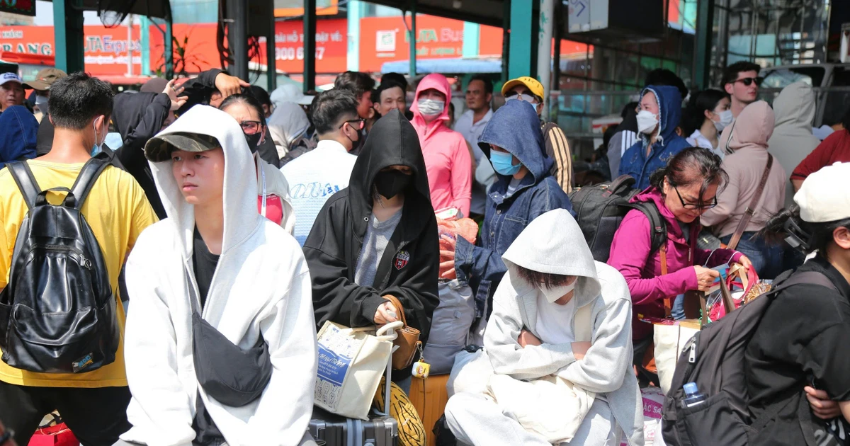 View - Bến xe Miền Tây chật kín khách, người dân bắt đầu nghỉ Tết | Báo Tri thức và Cuộc sống - TIN TỨC PHỔ BIẾN KIẾN THỨC 24H