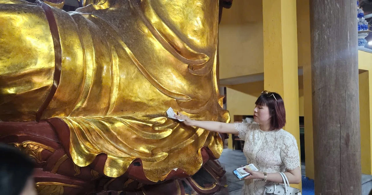 Gallery - Rút quẻ thẻ, quệt tiền tượng Phật… tại chùa Tranh Hải Phòng | Báo Tri thức và Cuộc sống - TIN TỨC PHỔ BIẾN KIẾN THỨC 24H