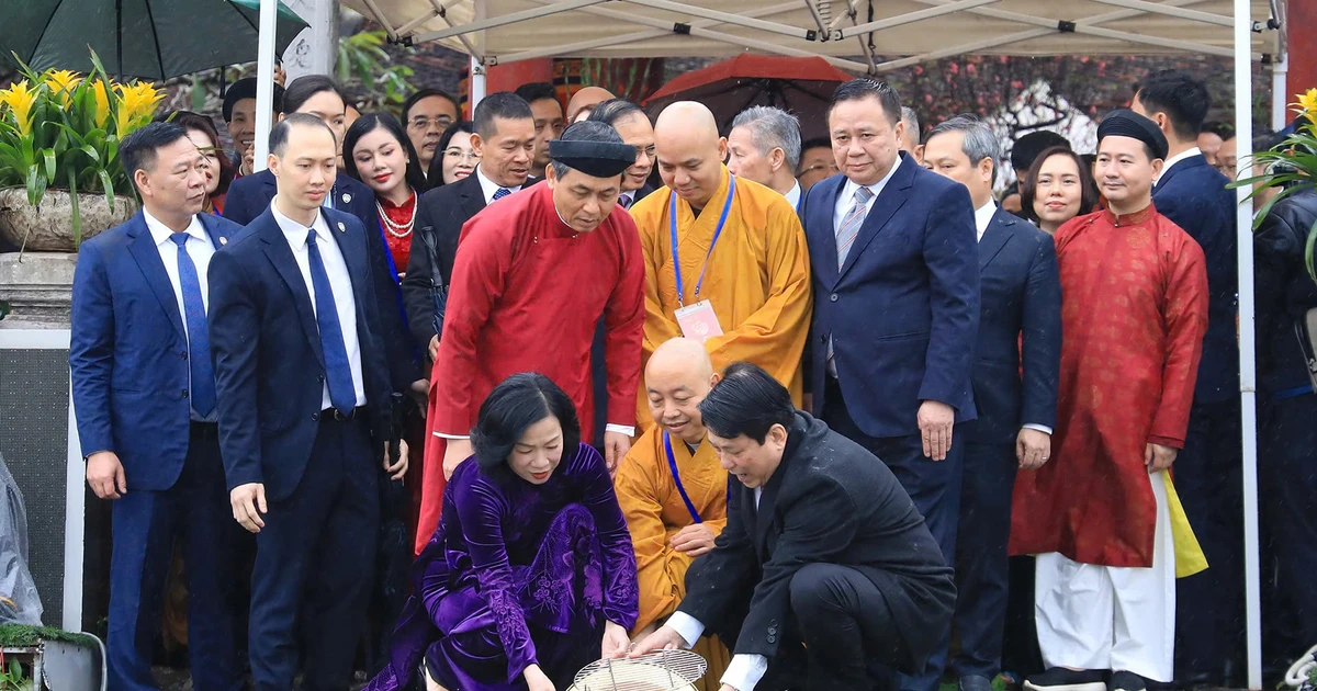 Gallery - Chủ tịch nước và phu nhân cùng kiều bào thả cá chép tại hồ Hoàn Kiếm | Báo Tri thức và Cuộc sống - TIN TỨC PHỔ BIẾN KIẾN THỨC 24H