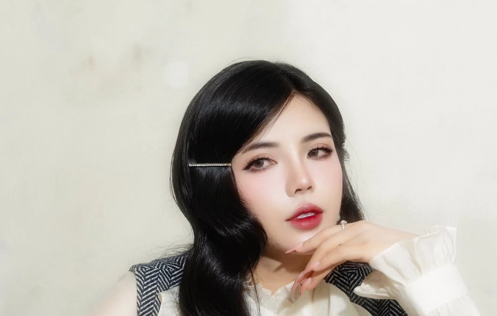 Nữ MC Esports nháy mắt nũng nịu khiến fan nam “đổ gục”