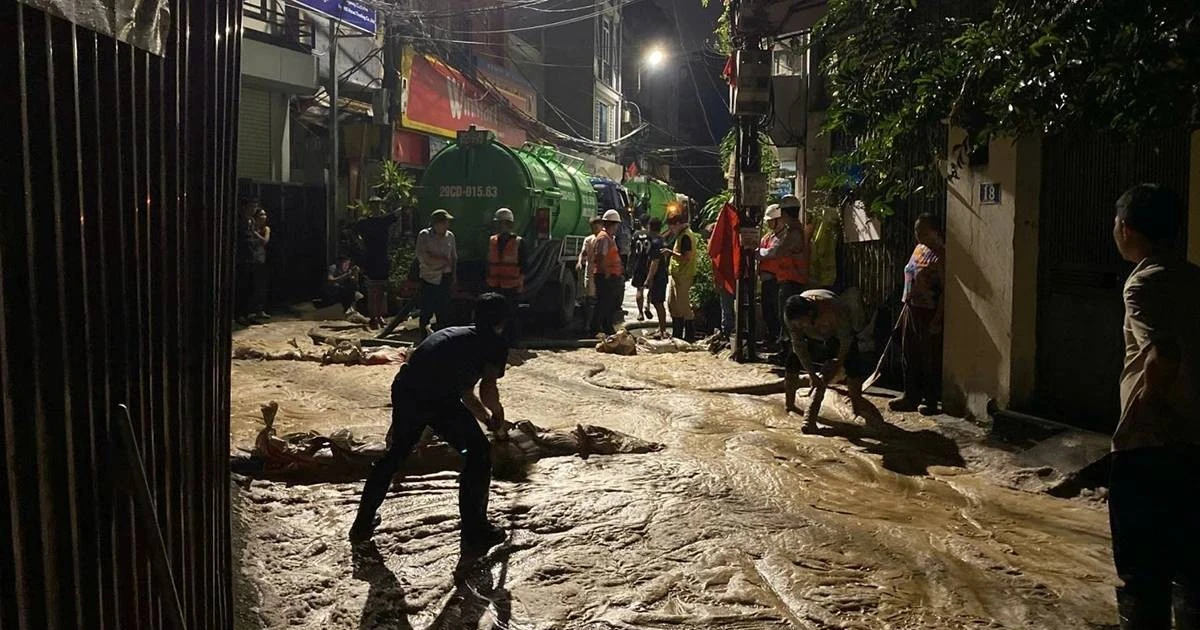 View - Cận cảnh hiện trường bùn nhão phun trào trong đêm tại ngõ Núi Trúc | Báo Tri thức và Cuộc sống - TIN TỨC PHỔ BIẾN KIẾN THỨC 24H