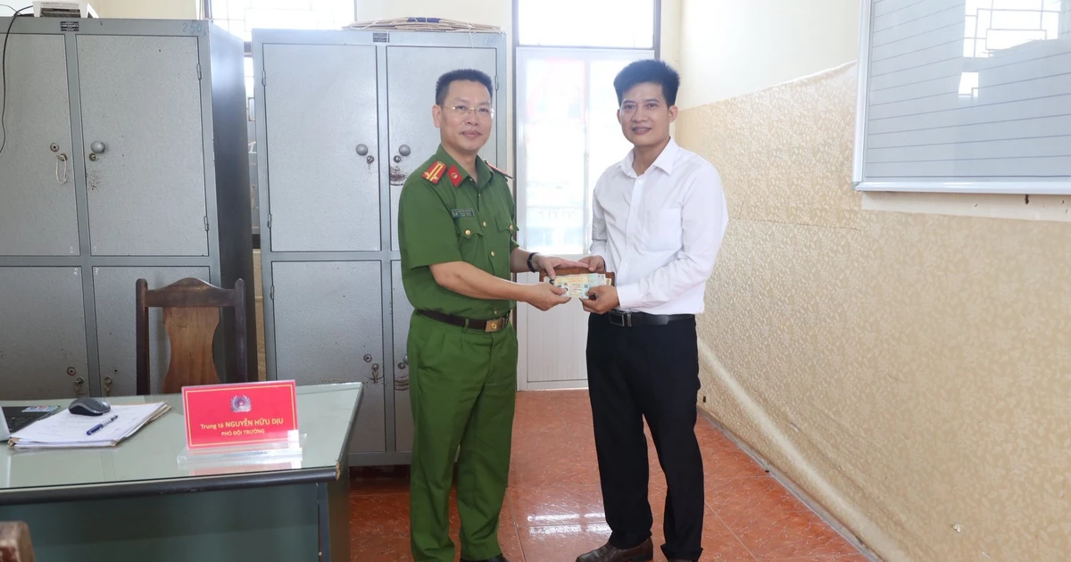 View - Cán bộ công an nhặt ví 11 triệu đồng, trả người đánh rơi | Báo Tri thức và Cuộc sống - TIN TỨC PHỔ BIẾN KIẾN THỨC 24H