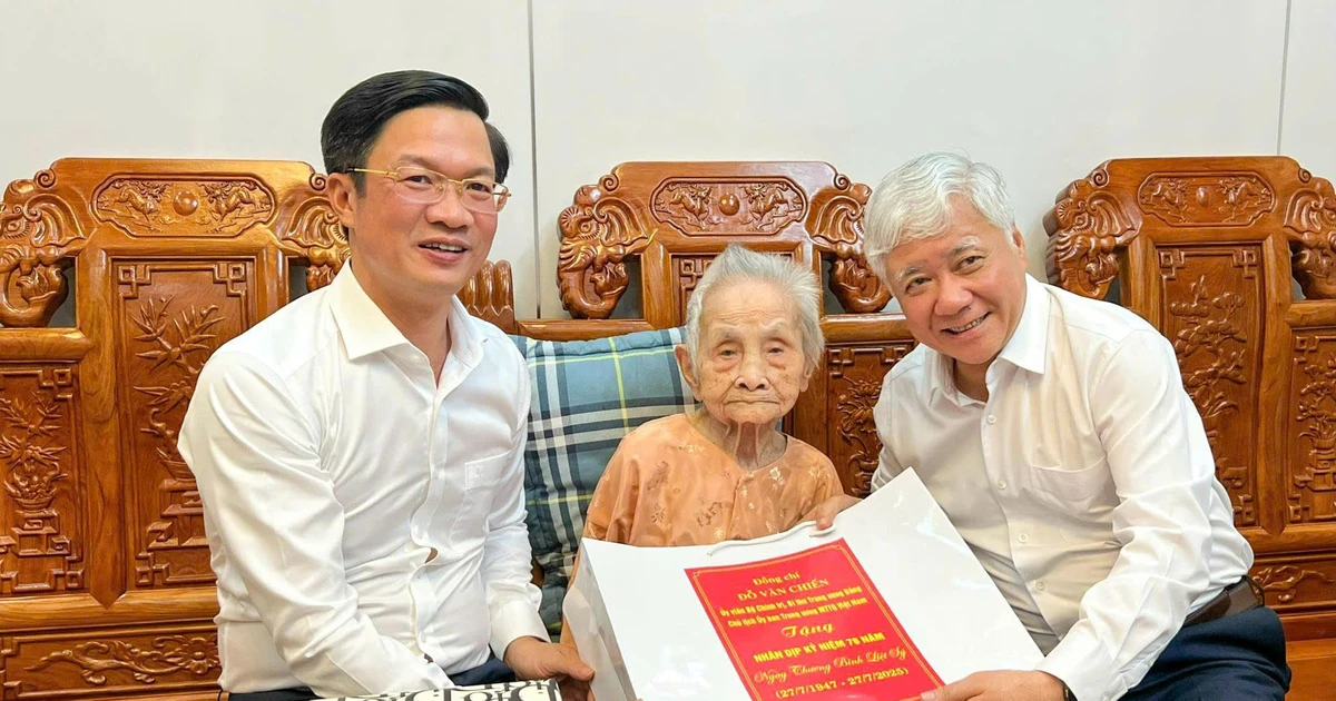 View - Chủ tịch Ủy ban MTTQ Việt Nam thăm, tặng quà người có công tại Hải Phòng | Báo Tri thức và Cuộc sống - TIN TỨC PHỔ BIẾN KIẾN THỨC 24H