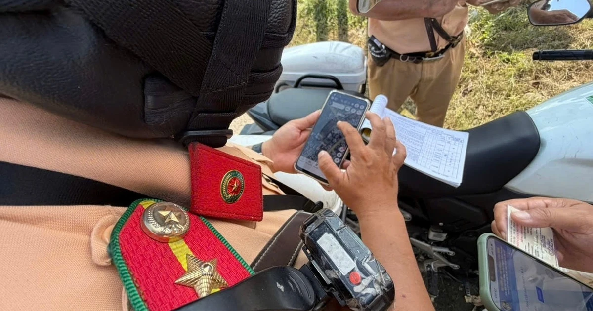 View - Bị camera buồng lái 'tố' vi phạm, nhiều tài xế 'chịu tội' với CSGT | Báo Tri thức và Cuộc sống - TIN TỨC PHỔ BIẾN KIẾN THỨC 24H