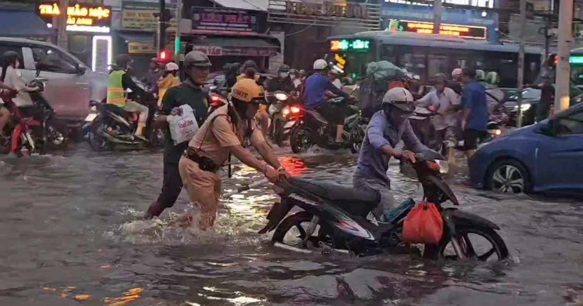 View - Triều cường lên đỉnh, người dân TP HCM về nhà trong 'biển nước' | Báo Tri thức và Cuộc sống - TIN TỨC PHỔ BIẾN KIẾN THỨC 24H