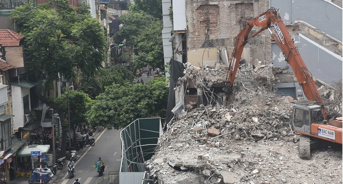 View - Phá dỡ "Hàm cá mập" thiếu hệ thống phun nước- phát tán bụi | Báo Tri thức và Cuộc sống - TIN TỨC PHỔ BIẾN KIẾN THỨC 24H