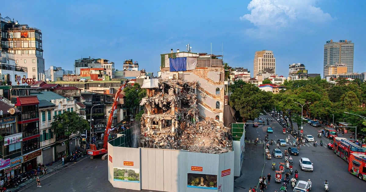 View - Cận cảnh tòa nhà hàm cá mập đang được phá dỡ | Báo Tri thức và Cuộc sống - TIN TỨC PHỔ BIẾN KIẾN THỨC 24H