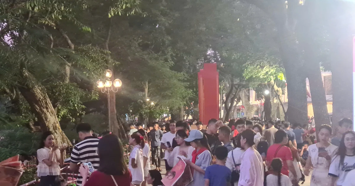 View - Biển người ngồi kín bờ Hồ Gươm chờ xem bắn pháo hoa mừng Quốc khánh 2/9 | Báo Tri thức và Cuộc sống - TIN TỨC PHỔ BIẾN KIẾN THỨC 24H