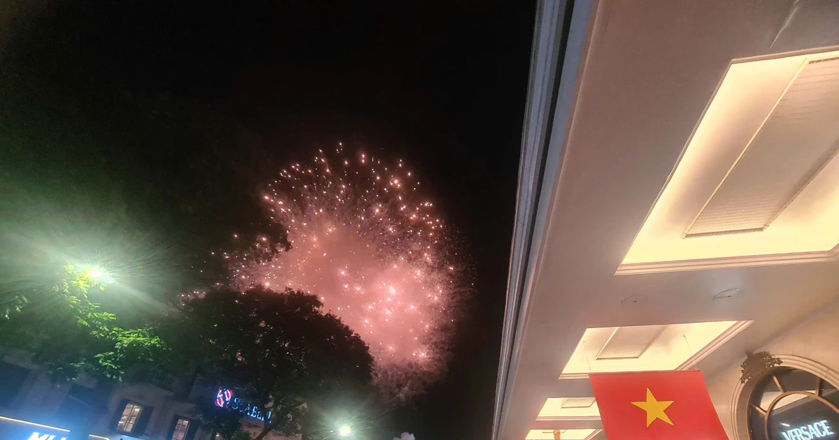 View - Người dân háo hức xem pháo hoa mừng Quốc khánh 2/9 | Báo Tri thức và Cuộc sống - TIN TỨC PHỔ BIẾN KIẾN THỨC 24H