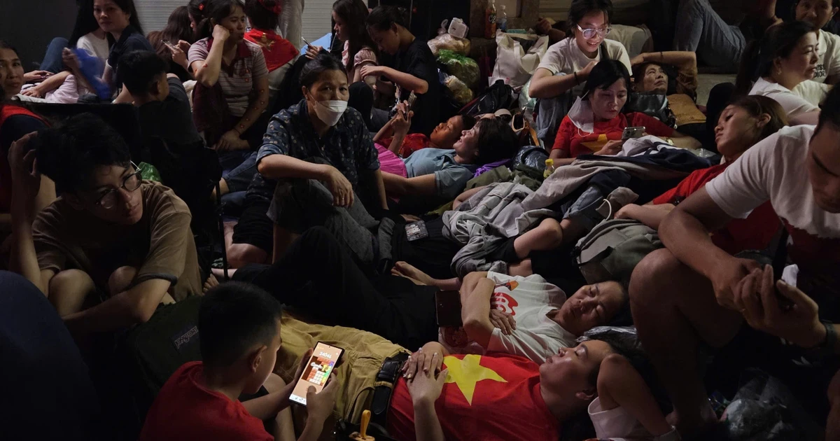 Gallery - Người dân tranh thủ nghỉ ngơi chờ xem diễu binh sáng 30/8 | Báo Tri thức và Cuộc sống - TIN TỨC PHỔ BIẾN KIẾN THỨC 24H