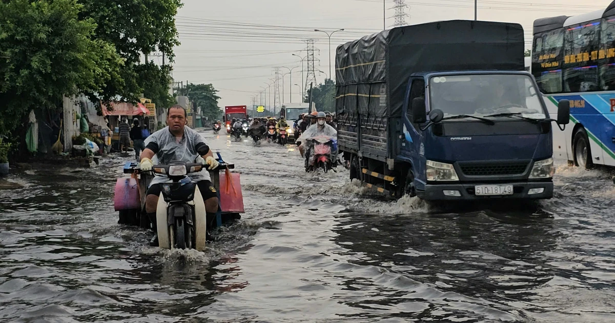 View - Mưa trái mùa, người dân TP HCM bì bõm trong nước ngập | Báo Tri thức và Cuộc sống - TIN TỨC PHỔ BIẾN KIẾN THỨC 24H