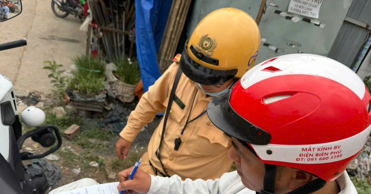 View - Thi công bê bối, nhà thầu mở rộng đường bị CSGT xử phạt | Báo Tri thức và Cuộc sống - TIN TỨC PHỔ BIẾN KIẾN THỨC 24H