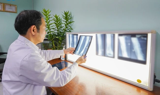 View - Tái tạo thành công mắt cá ngoài, khớp cổ chân cho bé 8 tuổi mắc ung thư sụn | Báo Tri thức và Cuộc sống - TIN TỨC PHỔ BIẾN KIẾN THỨC 24H