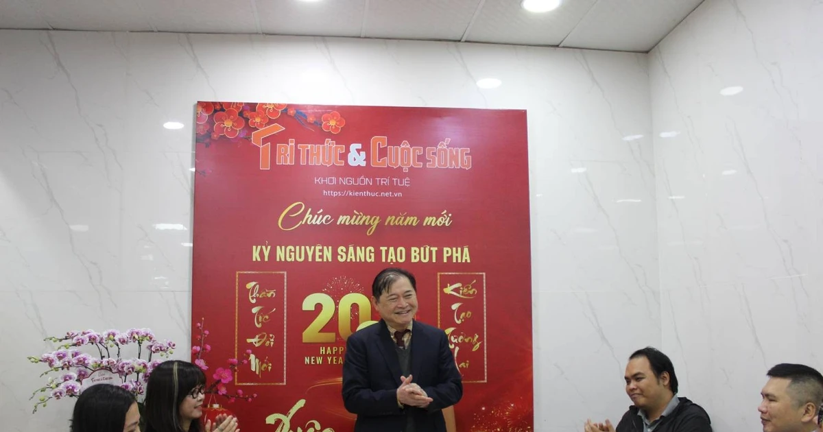 View - Chủ tịch Phan Xuân Dũng tới thăm, chúc Tết Báo Tri thức và Cuộc sống | Báo Tri thức và Cuộc sống - TIN TỨC PHỔ BIẾN KIẾN THỨC 24H