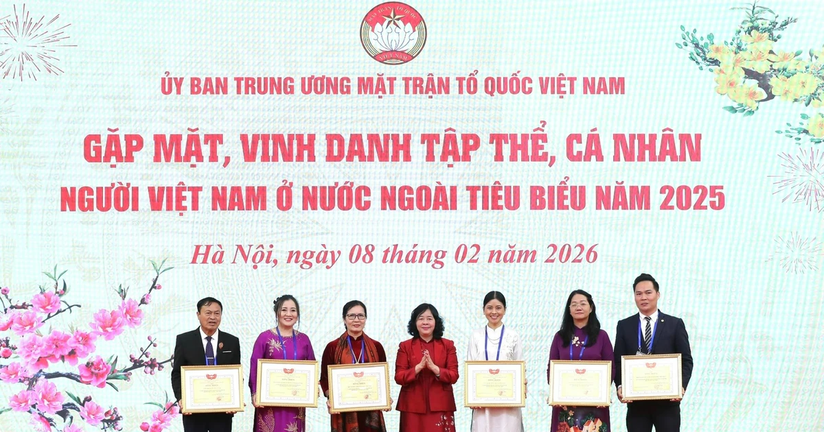 View - Lãnh đạo MTTQ Việt Nam trao Bằng khen tặng những kiều bào tiêu biểu năm 2025 | Báo Tri thức và Cuộc sống - TIN TỨC PHỔ BIẾN KIẾN THỨC 24H
