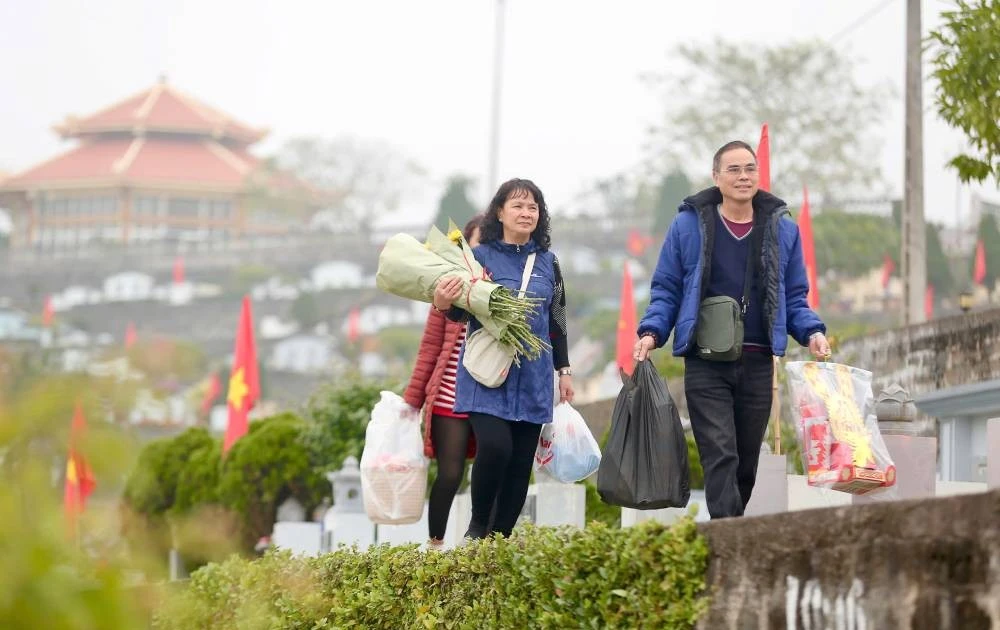 View - Nhiều gia đình về nghĩa trang tảo mộ, mời gia tiên về đón Tết | Báo Tri thức và Cuộc sống - TIN TỨC PHỔ BIẾN KIẾN THỨC 24H