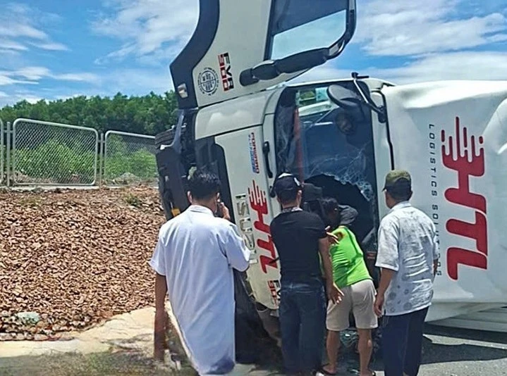 Giải cứu tài xế mắc kẹt trong cabin xe tải sau vụ tai nạn ở Hà Tĩnh