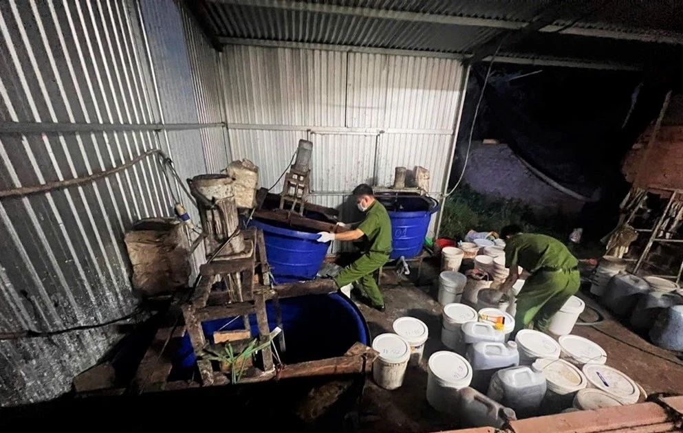 Công an Lâm Đồng triệt phá cơ sở nghi sản xuất phân bón giả quy mô lớn