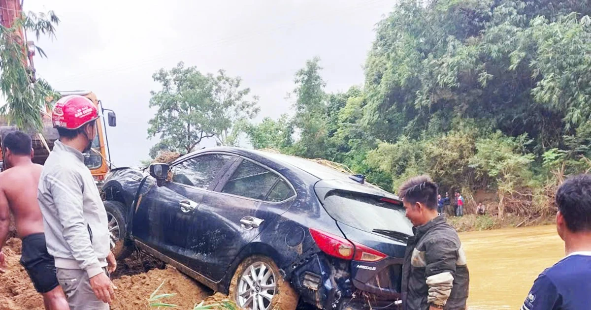 Tìm thấy xe ô tô bị nước lũ cuốn trôi ở Quảng Trị