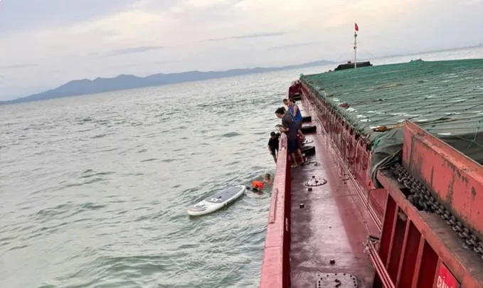Cứu sống 2 bố con lênh đênh suốt đêm trên biển ở Hà Tĩnh