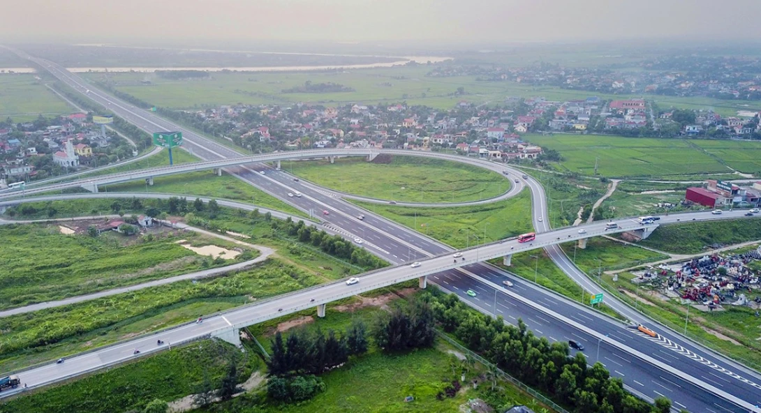 Không trồng cây xanh trên dải phân cách: Hết lãng phí... tai nạn giao thông?!