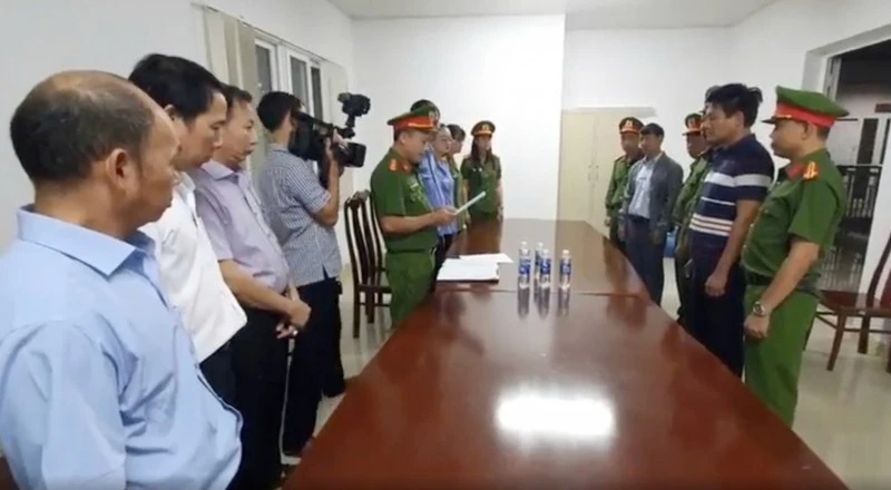 Bắt hai bác sĩ vụ máy hỏng vẫn tán sỏi hàng trăm ca ở Đắk Lắk